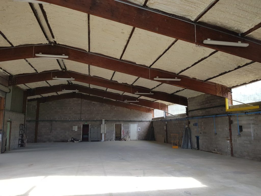 Isolation d'un hangar transformé en atelier